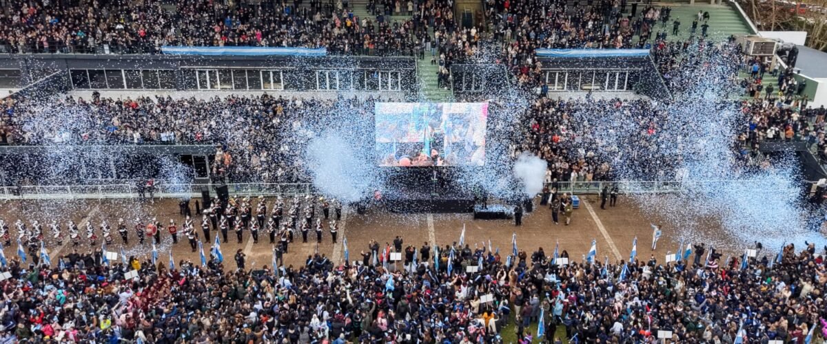Más de 3.400 alumnos prometieron lealtad a la bandera