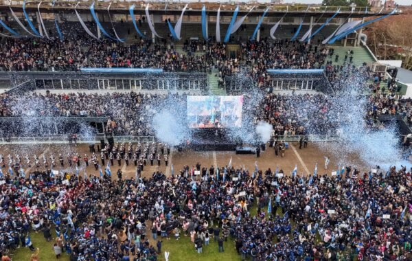 Más de 3.400 alumnos prometieron lealtad a la bandera